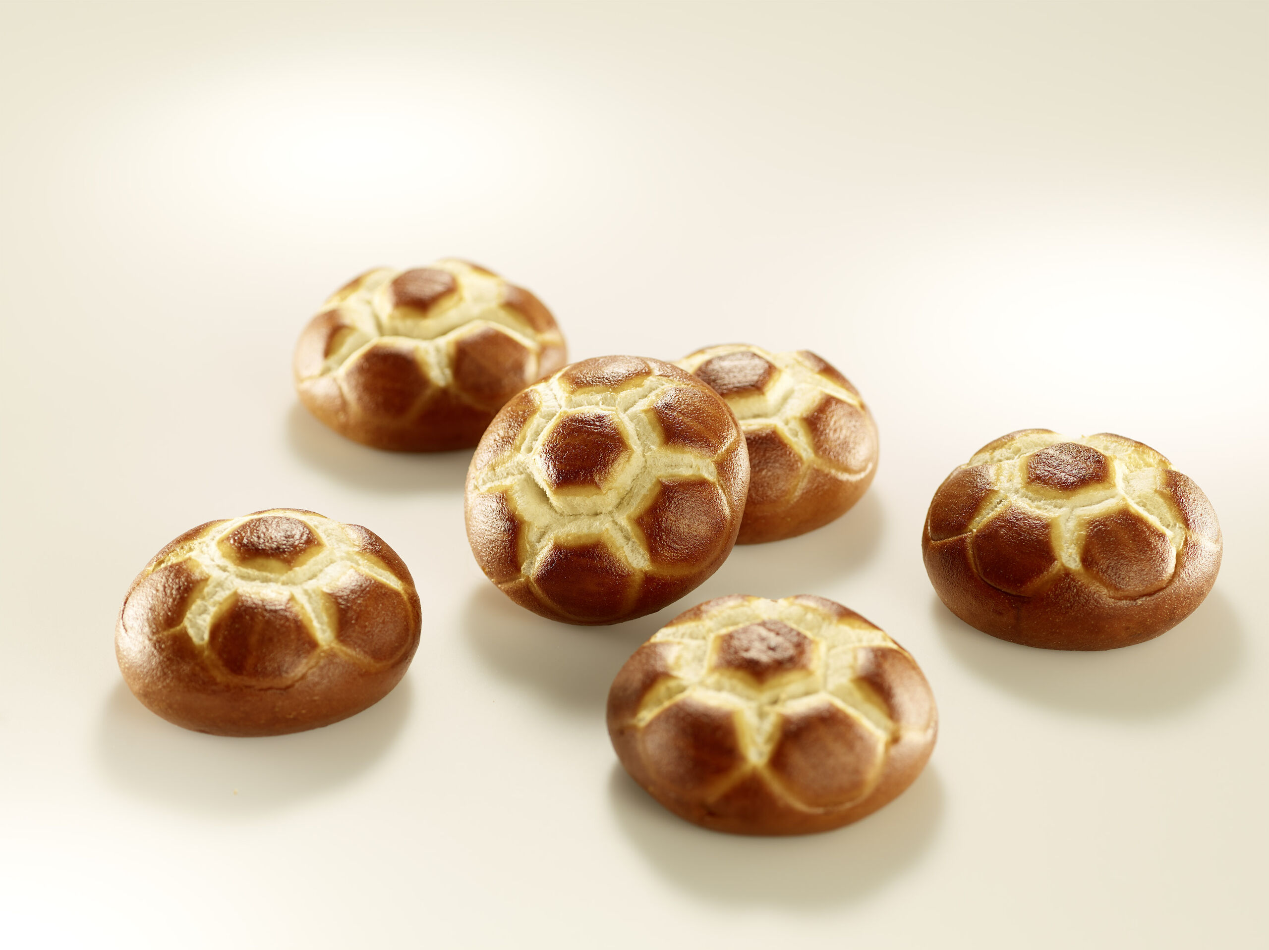 Pretzel Football Roll 70g fully baked (2)