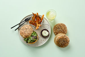 228299_Vollkorn Bun mit Süßkartoffel Pommes
